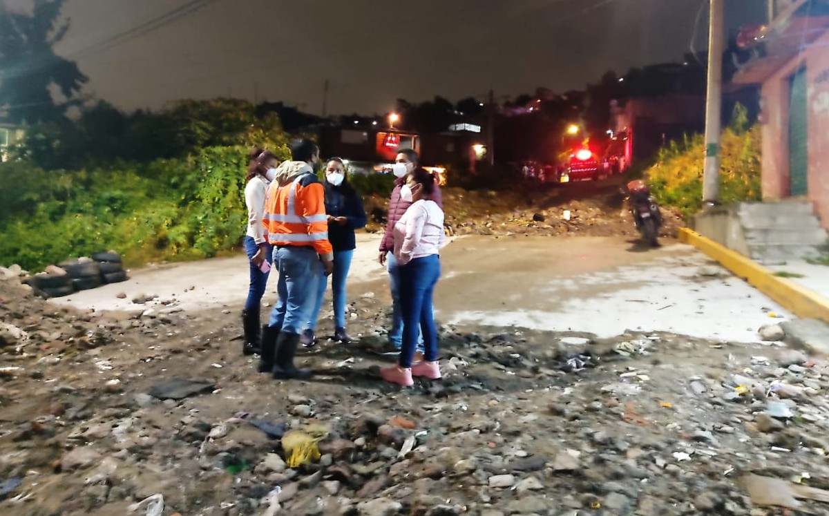 Continúan las labores de apuntalamiento en la zona afectada para evitar mayores daños. (Zuleyma García)