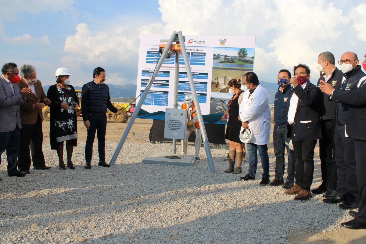 El gobernador Omar Fayad colocó la primera piedra de la obra del Laboratorio Estatal de Salud. (Especial)
