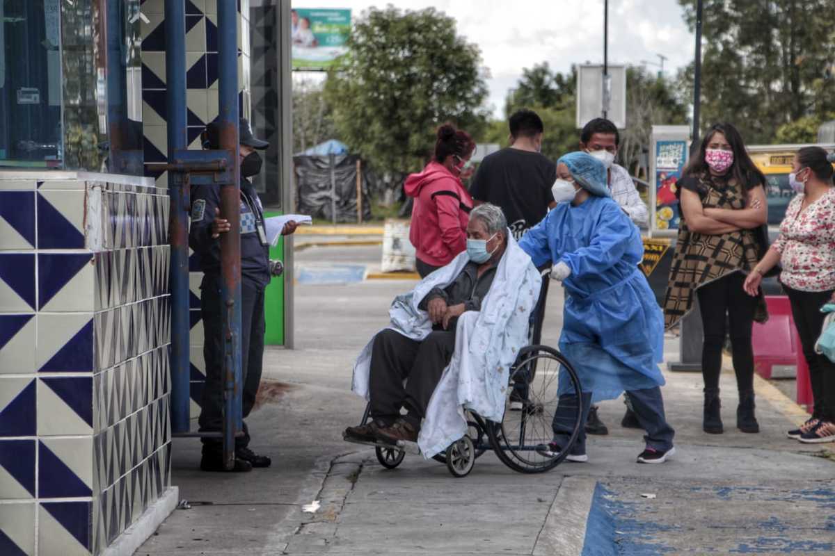 Ingreso de un paciente con covid-19 al Hospital General de Cholula. (Melanie Torres)