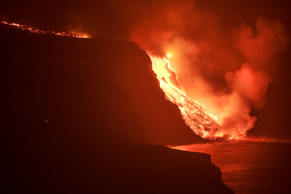 La lava del volcán Cumbre Vieja llegó al mar tras la erupción ocurrida el 19 de septiembre. | AP