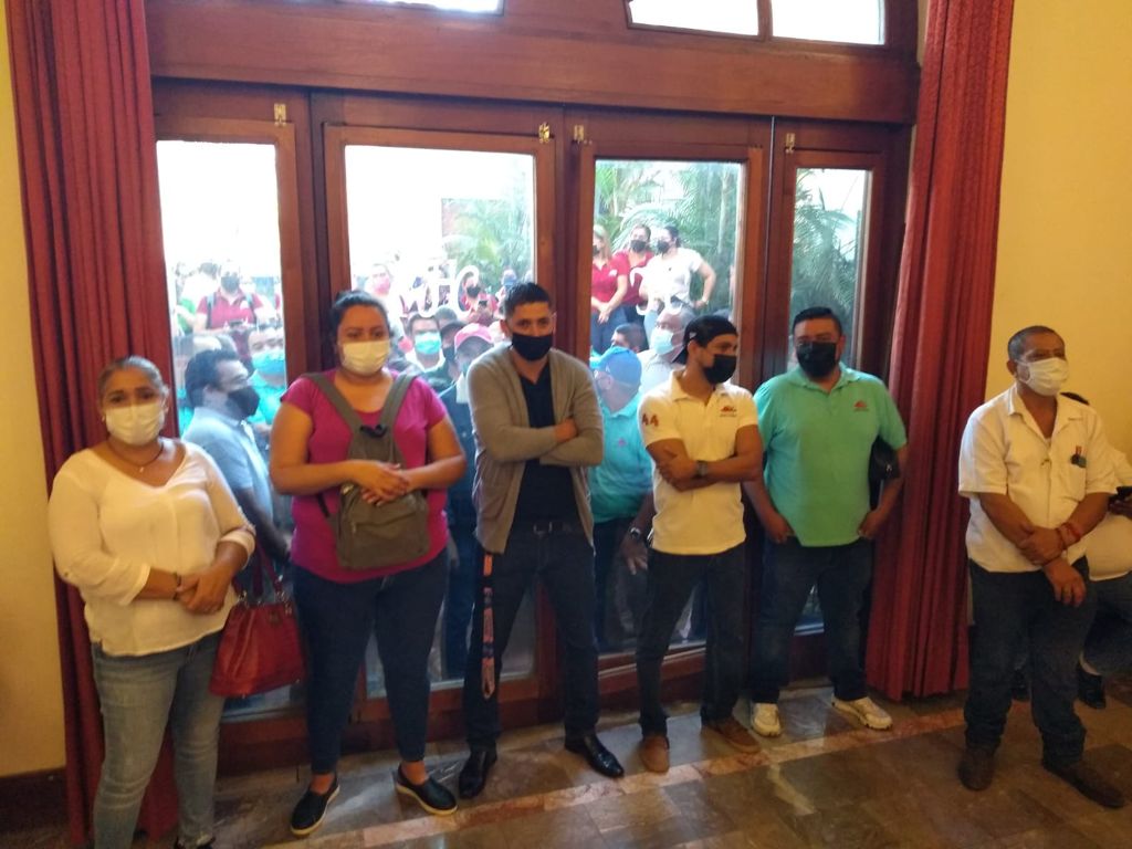 Los legisladores acusaron que los accesos y salidas del hotel fueron bloqueados. (Especial)