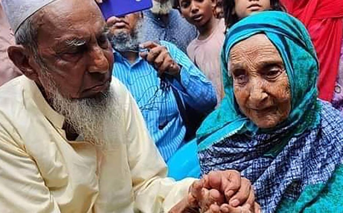 Madre e hijo bangladesíes reunidos después de 70 años. (AFP)