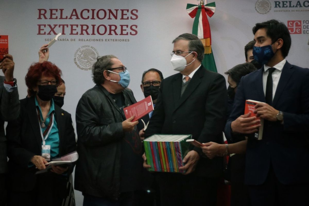 Marcelo Ebrard durante la entrega de la colección “21 para el 21” del FCE a la Secretaría de Relaciones Exteriores | Cuartoscuro