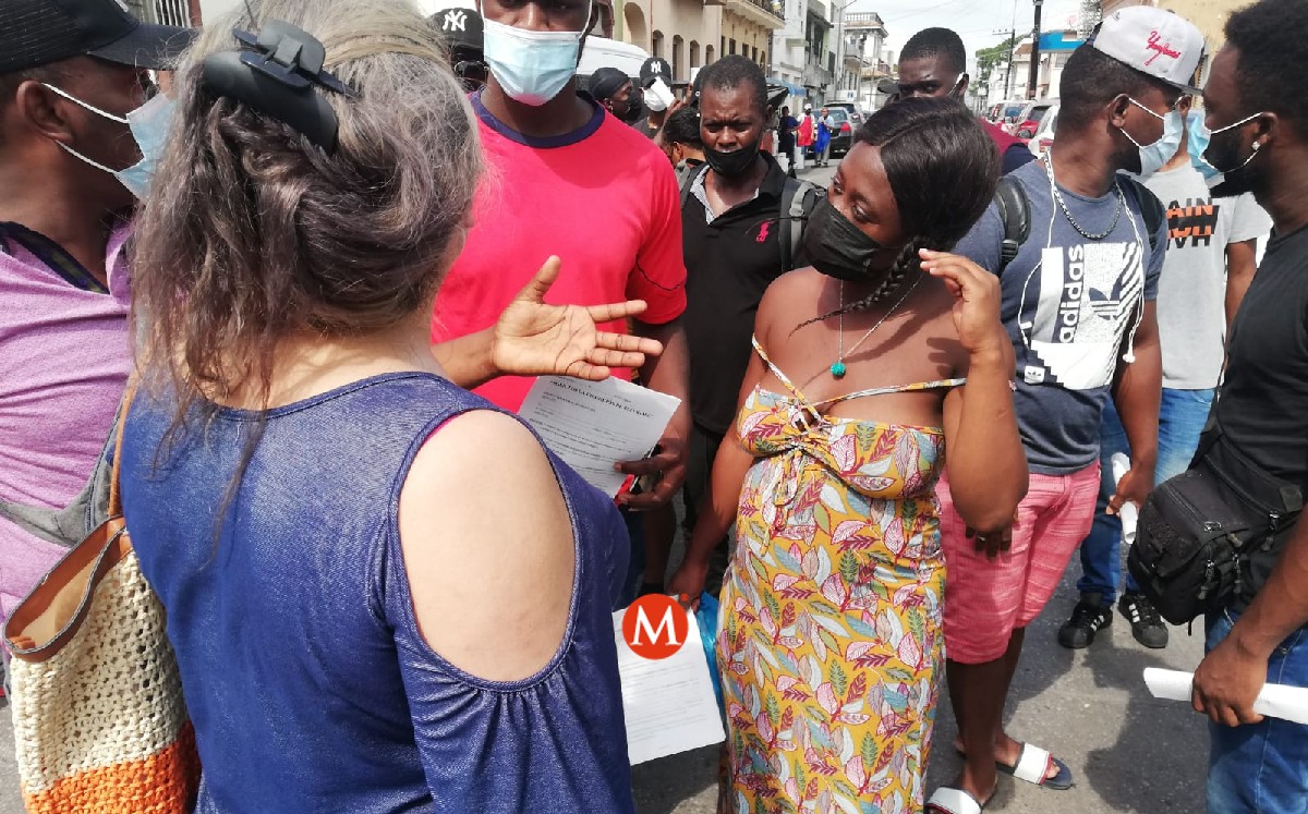 Migrantes se manifestaron frente a las oficinas del Instituto Nacional de Migración. (Reynaldo Gutiérrez)