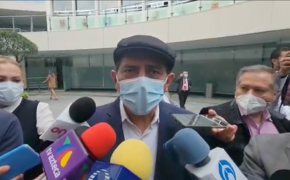 El senador de Morena respondió a las preguntas de los reporteros en el patio del recinto. (Especial)