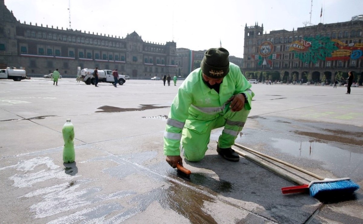 Trabajadores de la Sobse limpiaron zonas como el Zócalo y Paseo de la Reforma. | Especial
