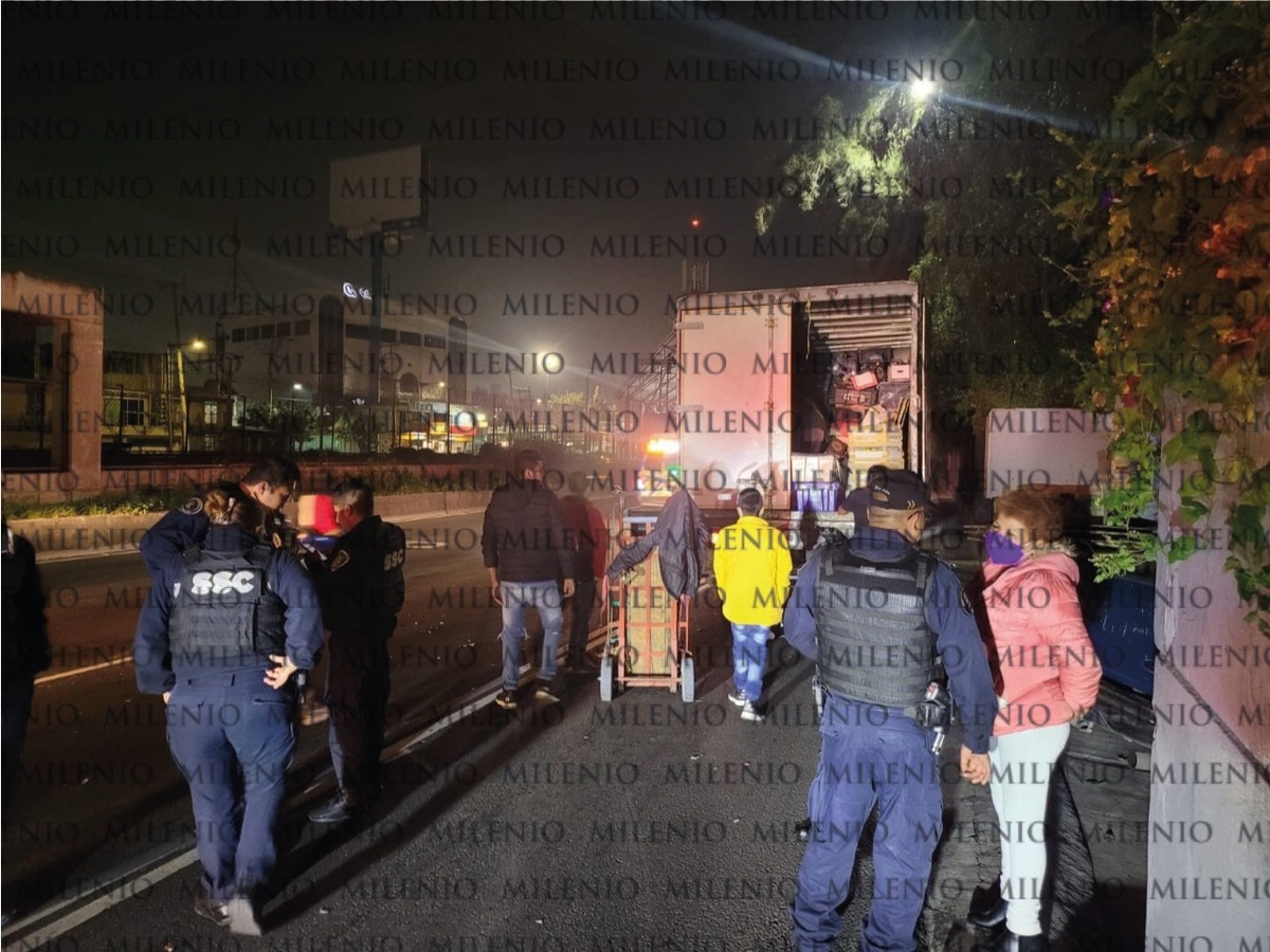 Accidente vial de moto contra camioneta de carga en CdMx (Ramón Ramirez)