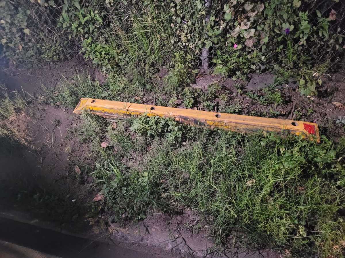 Bolardo suelto que protege MB provoca accidentes en Insurgentes (Ramón Ramirez)