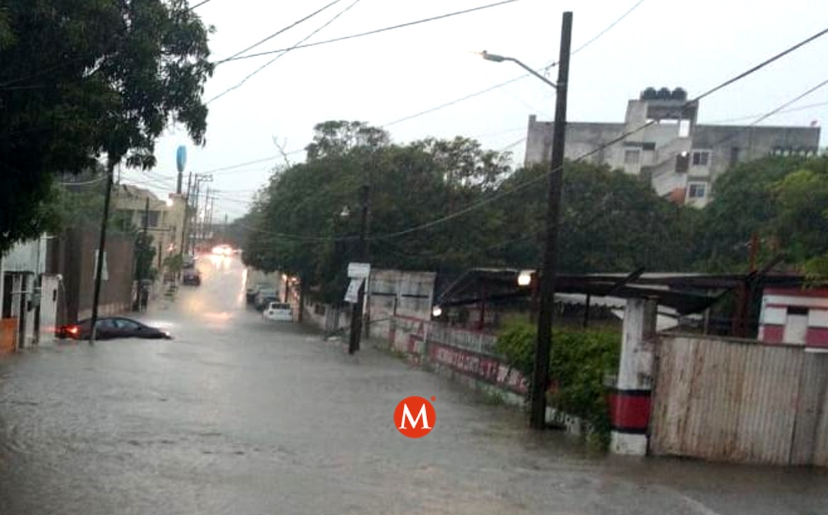 Carro arrastrado por la corriente en Ciudad Madero. (Anahy Meza)