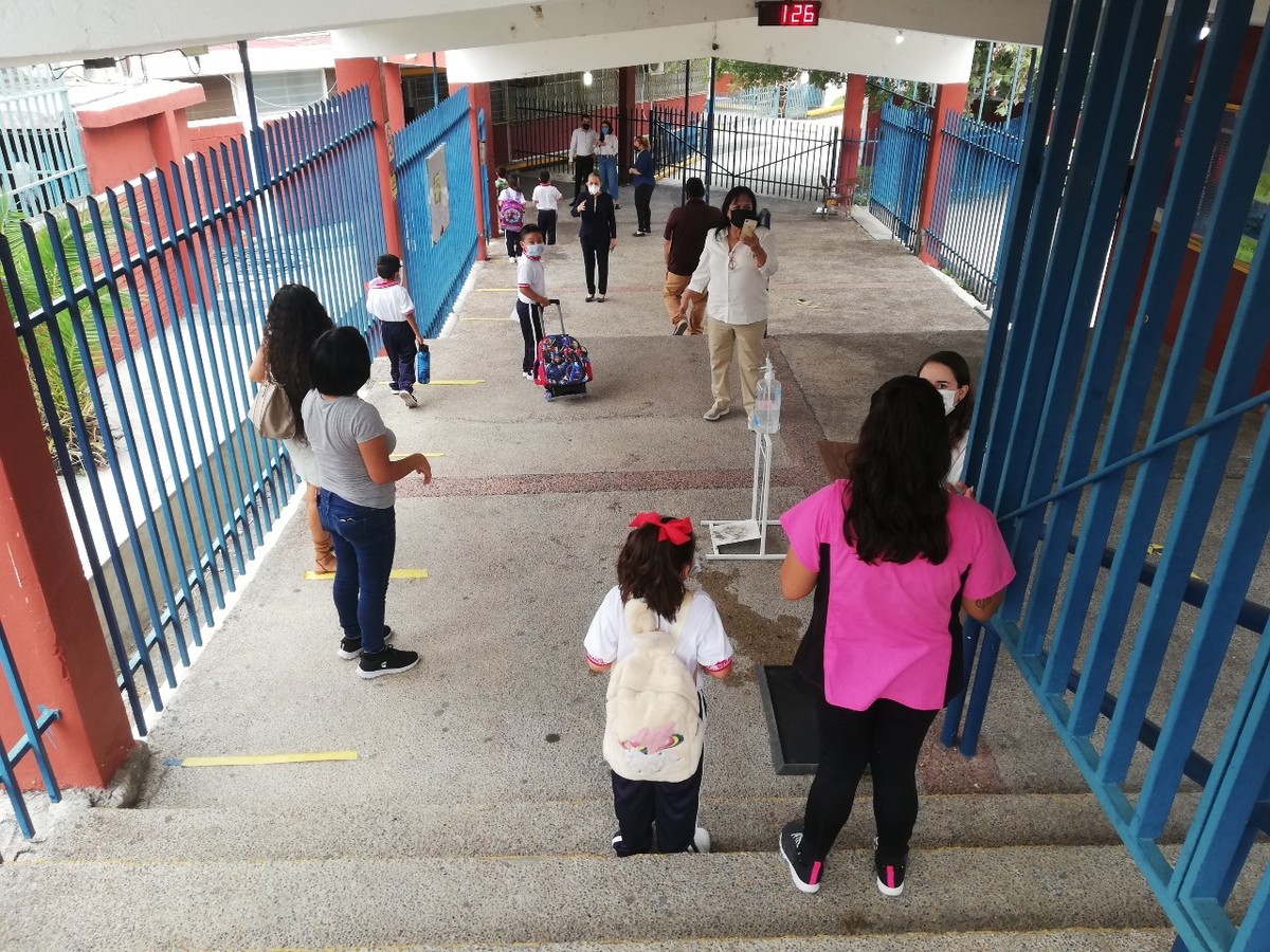Dejan en 40% el aforo en escuelas, y suben a 70% el de los estadios. Foto: Eduardo Mendieta