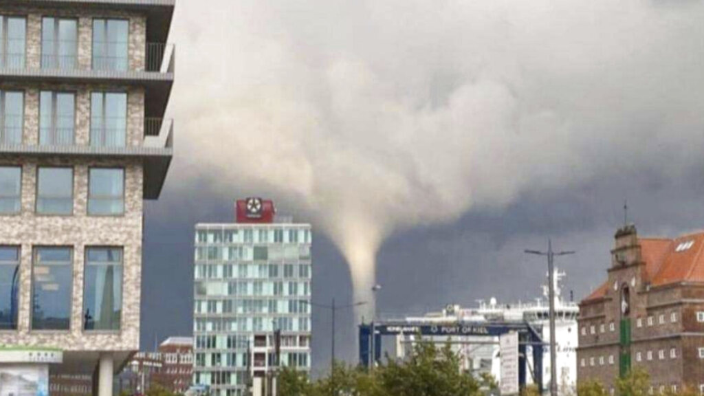 El tornado dejó varias personas lesionadas. (AP)