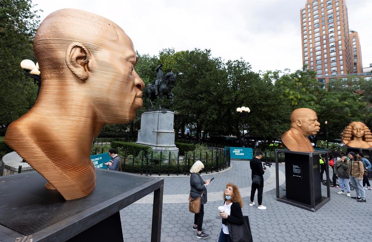 Las estatuas serás exhibidas hasta el 30 de octubre y posteriormente subastadas. (EFE)