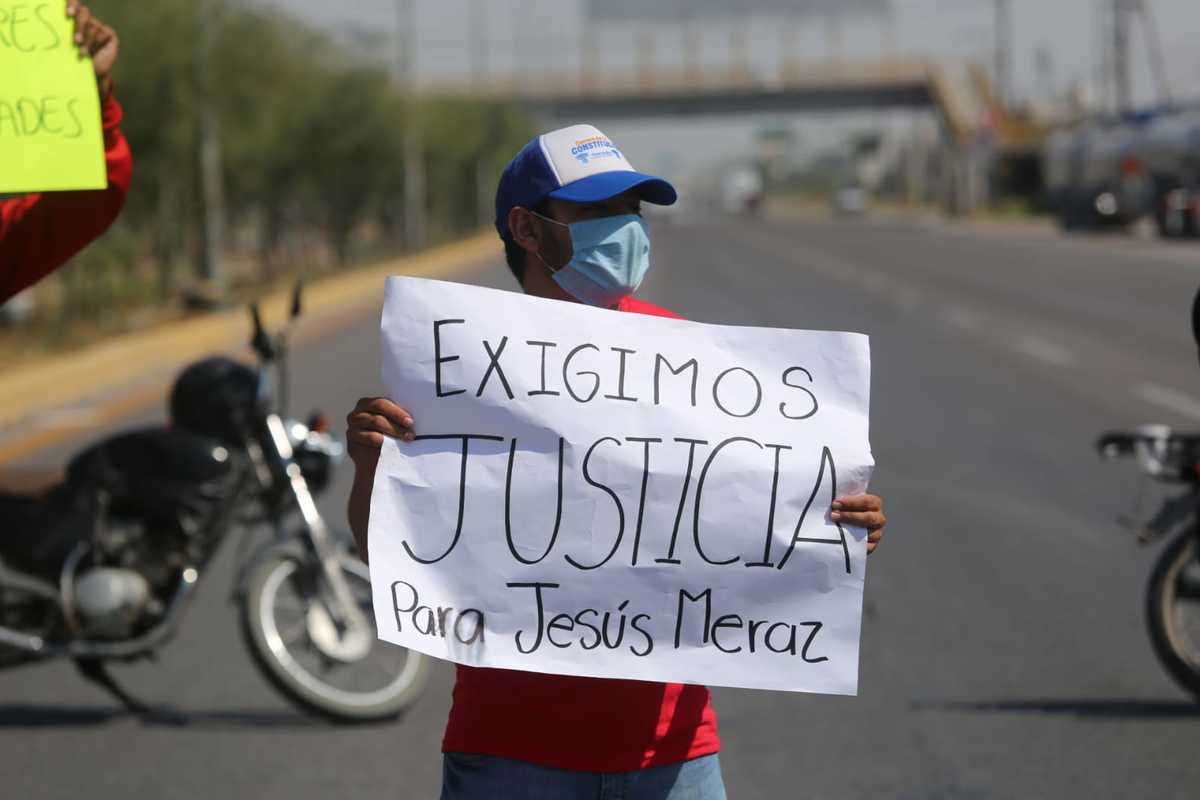 Familiares de Jesús Meraz bloquearon el Periférico exigiendo una indemnización. | Rolando Riestra