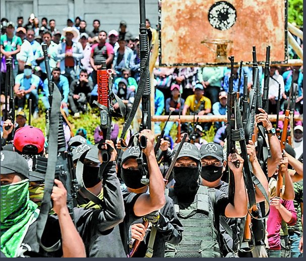 El grupo armado en un mitin en el municipio chiapaneco. (AFP)