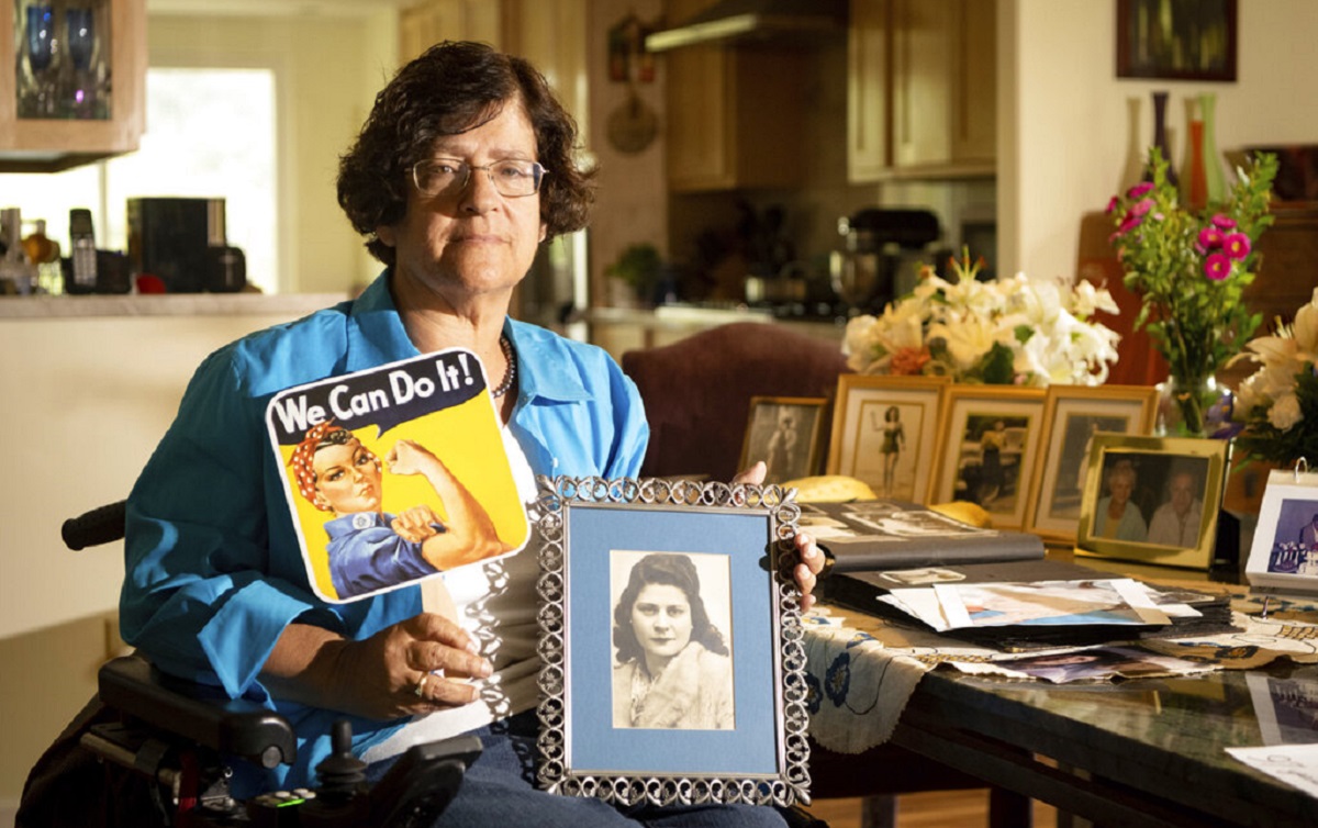 Su hija, Dorene Giacopini, sostiene una foto desde su casa en California. (AP)