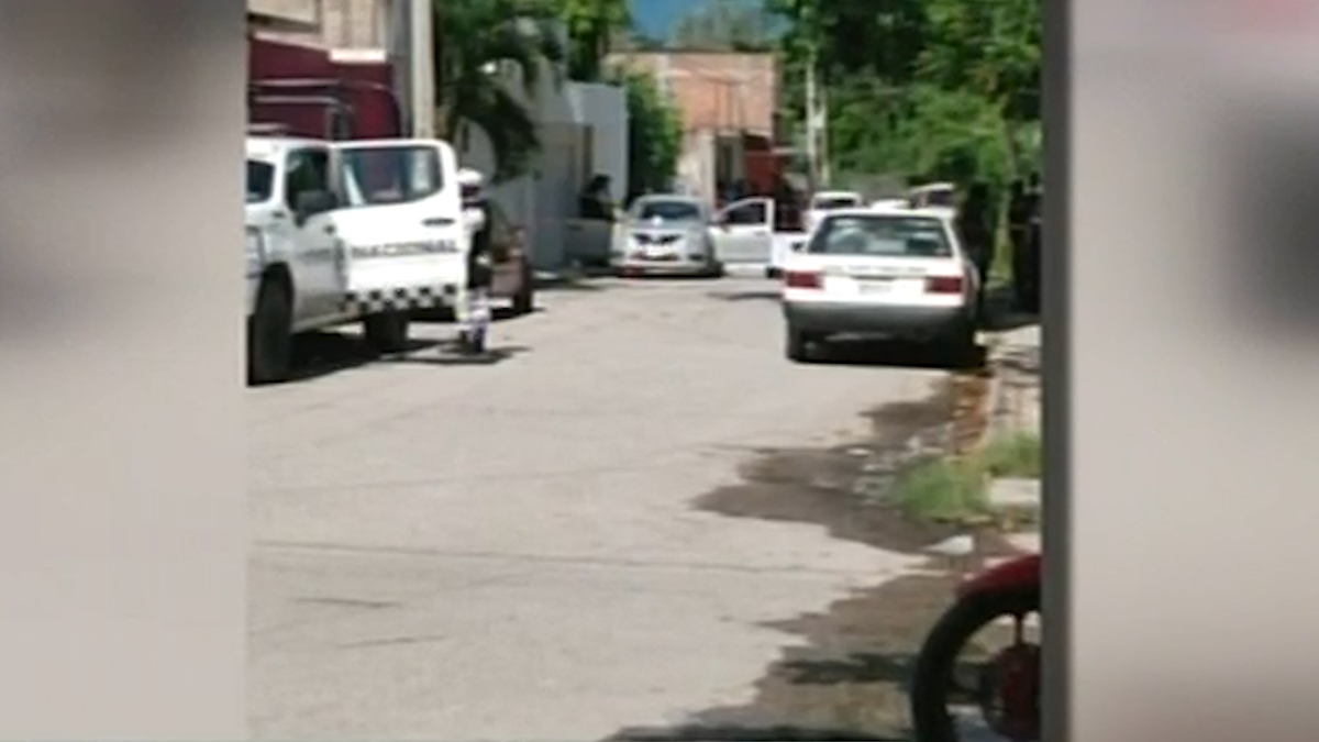 Investigan 4 cuerpos hallados en vehículo en Iguala, Guerrero