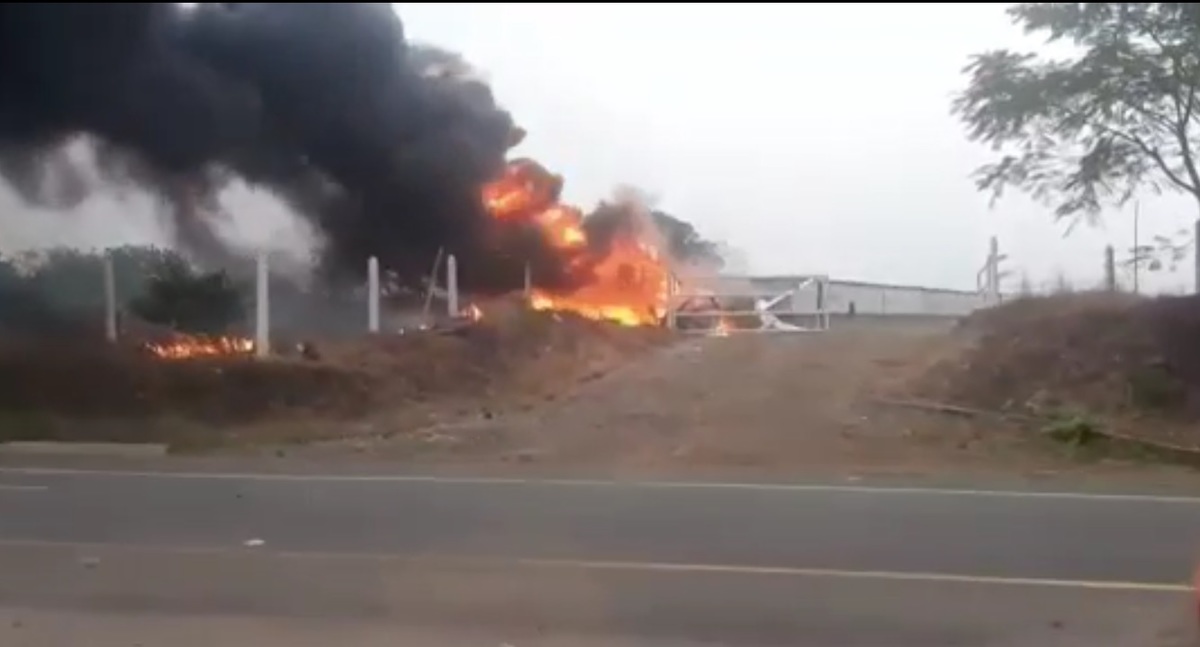 La avioneta se incendio al momento del impacto. (Isabel Zamudio)