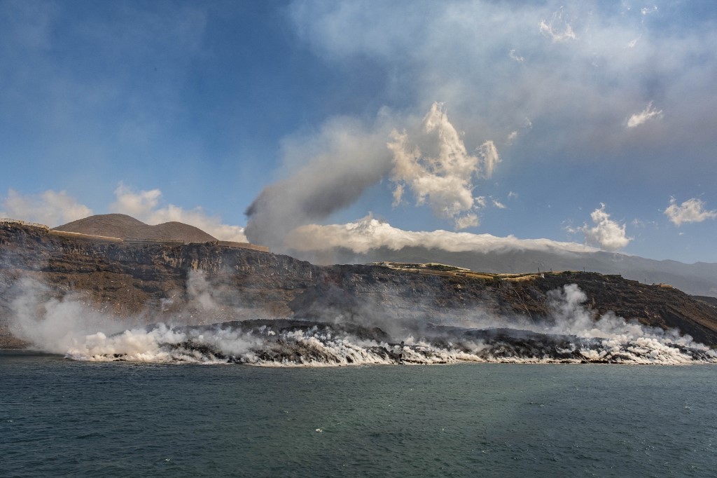 La lava del volcán Cumbre Vieja aún continúa su flujo a la costa. | Instituto Español de Oceanografía vía AFP