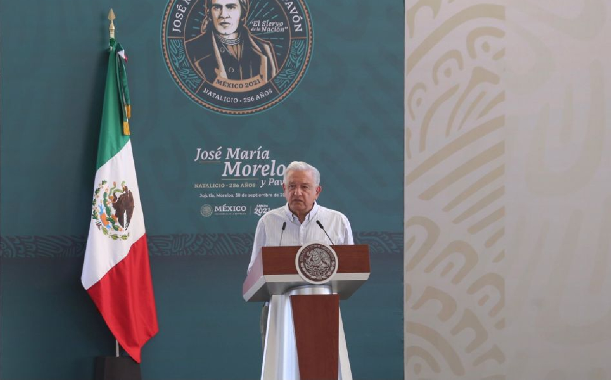López Obrador en la ceremonia por los 256 años del natalicio de Morelos, en Jojutla. (Jorge Carballo)