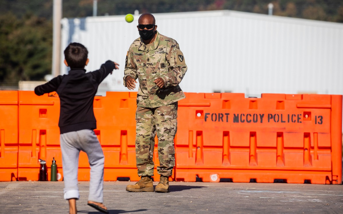 Casi 13 mil fueron enviados a Fort McCoy, donde se han ido acostumbrando a Estados Unidos.  | AP