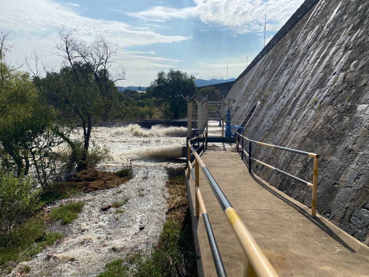 Protección Civil de Tequisquiapan informó que Conagua abrió la cuarta válvula central de la Presa Centenario. (Estrella Álvarez)