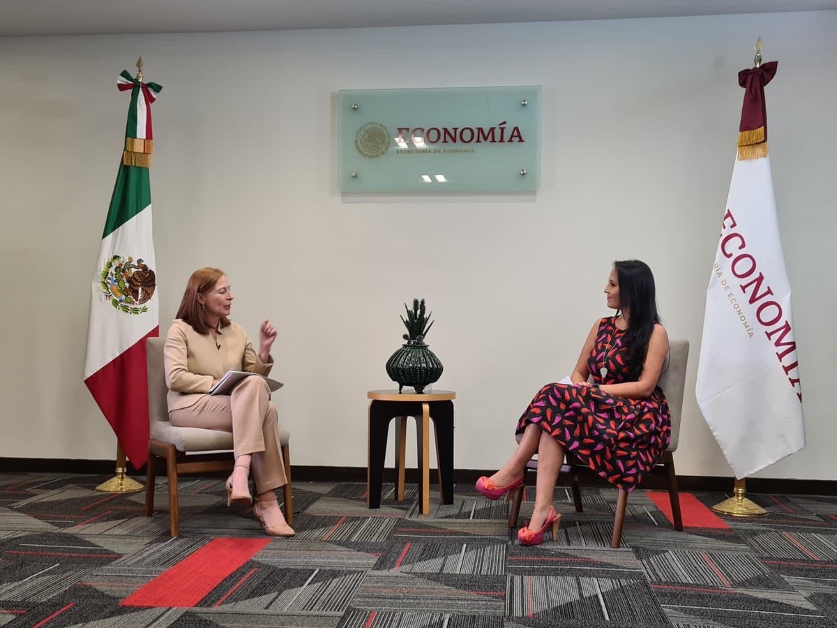 Tatiana Clouthier señaló que el gobierno apuesta a las Pymes, durante su charla con la presidenta del Consejo Directivo de la ASEM Juana Ramírez.