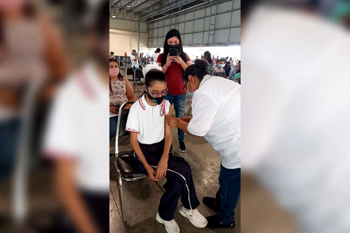 Vacunan contra covid a segundo grupo de menores de 18 años en Nuevo León. Foto: Eduardo Mendieta.
