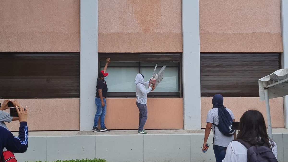 La ventanas del Congreso local de Chilpancingo fueron reforzadas recientemente. | Rogelio Agustín