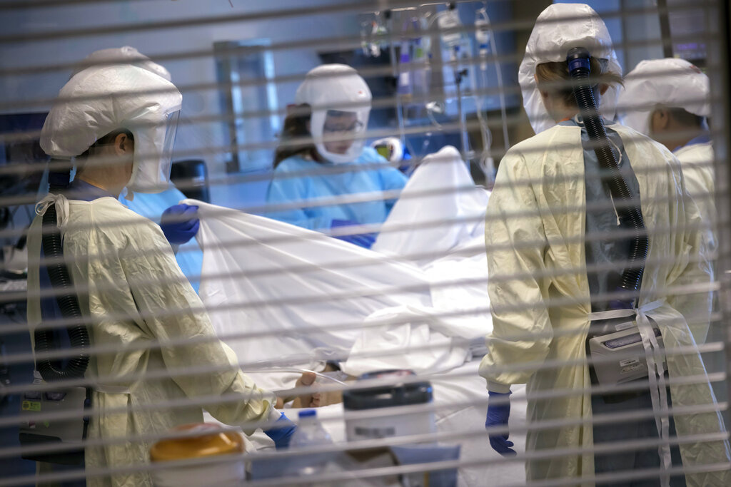 Los hospitales de EU se han visto saturados de pacientes covid-19 que negaron vacunarse. (AP)