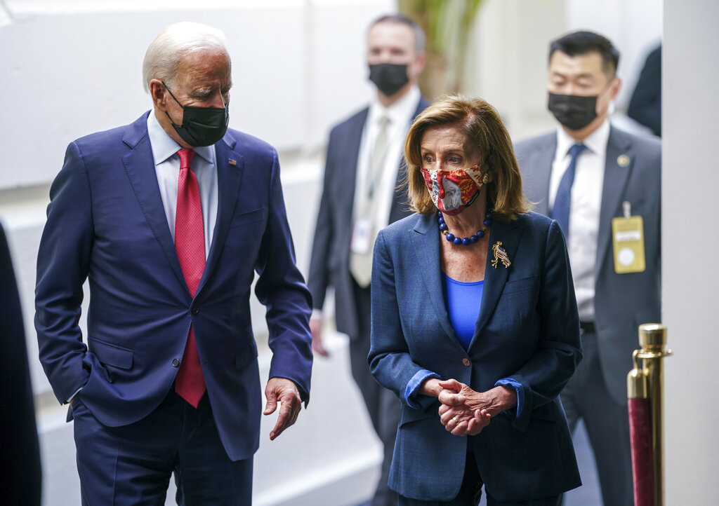 Joe Biden visitando el Congreso de Estados Unidos y visitando a la presidenta de la Cámara de Representantes, Nancy Pelosi. (AP)