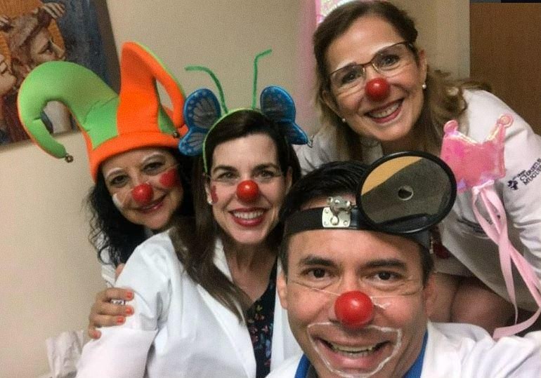 En Monterrey, médicos aplican risoterapia para ayudar a sus pacientes. Foto: Especial.