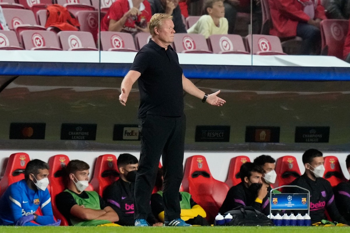 Ronald Koeman en su zona técnica (AP)