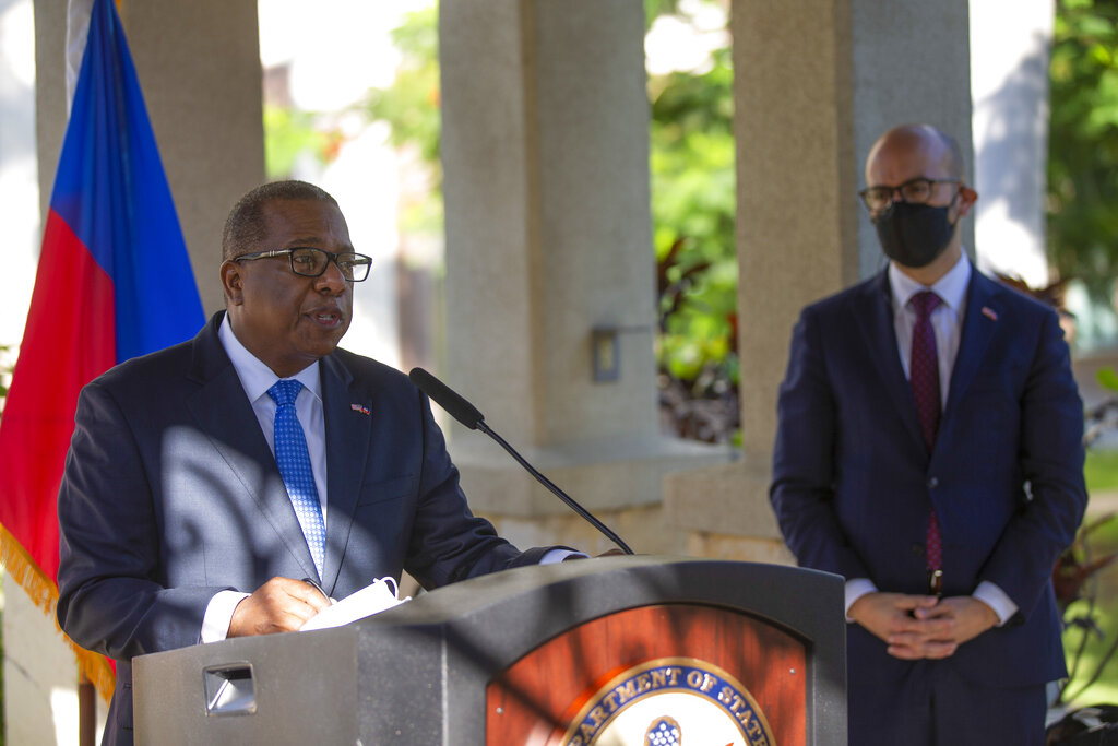 El subsecretario de Estado de Estados Unidos para el Hemisferio Occidental, Brian Nichols, durante su viaje en Haití. (AP)