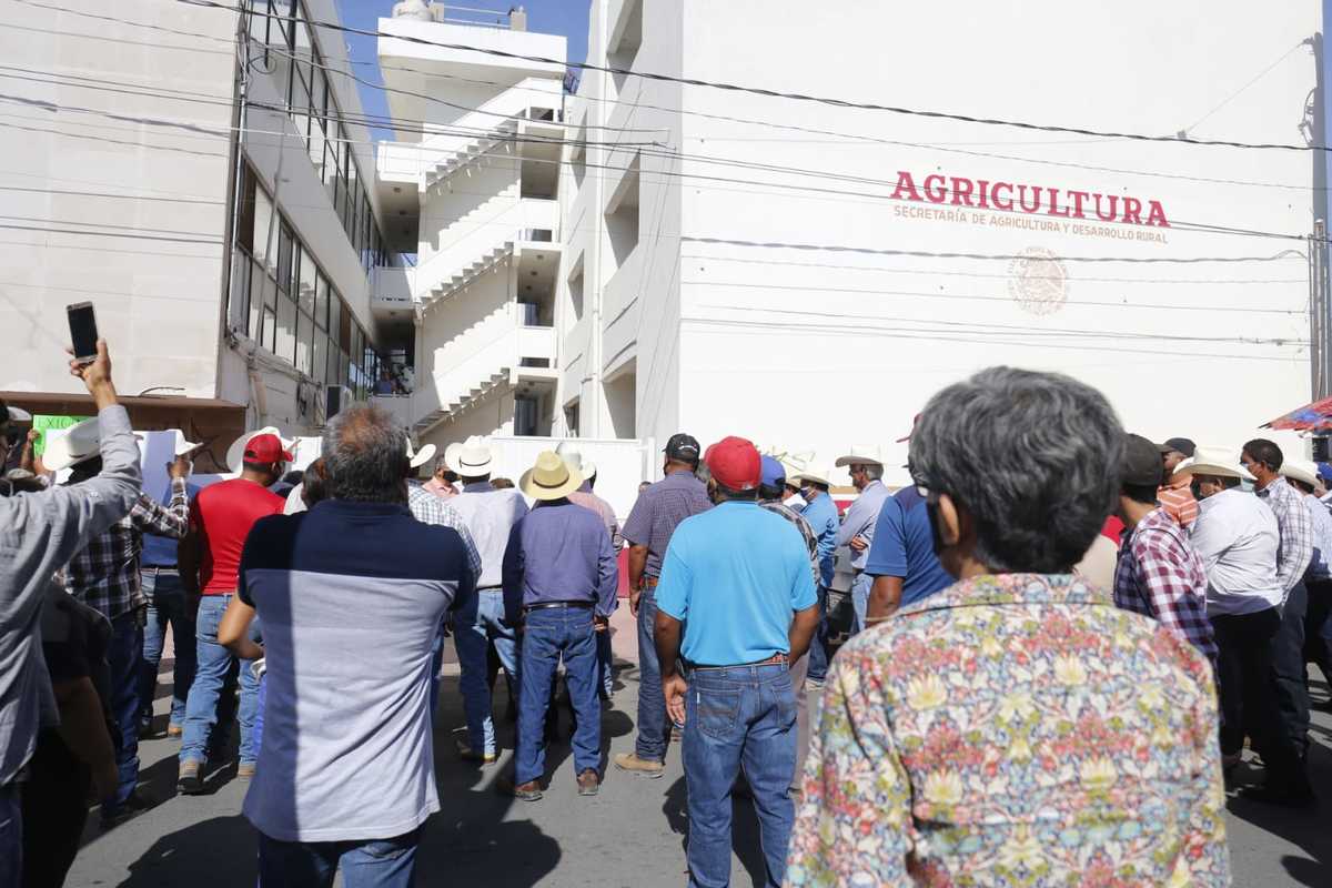 Este viernes unos 200 campesinos de 15 ejidos de Lerdo marcharon como medida de protesta. | Rolando Riestra