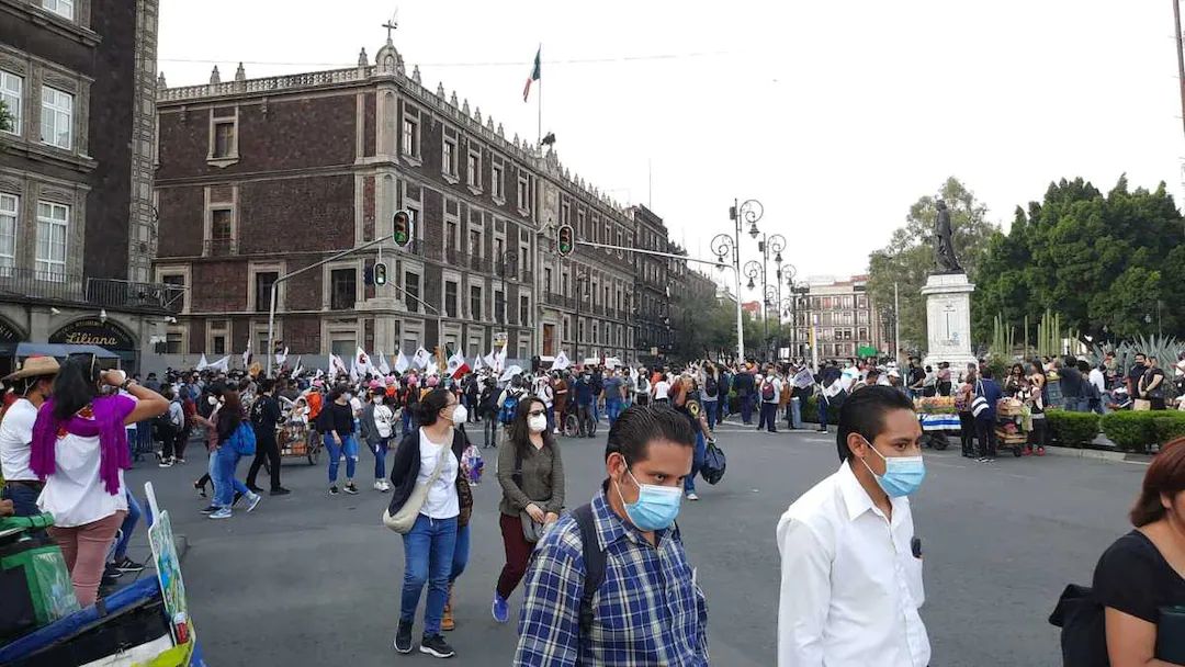 Contingente avanza hacia el Zócalo