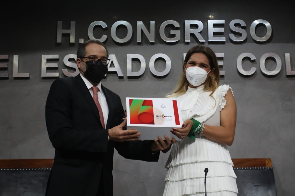 José Ignacio Peralta entregó el informe de gobierno a la diputada Viridiana Valencia. (Especial)