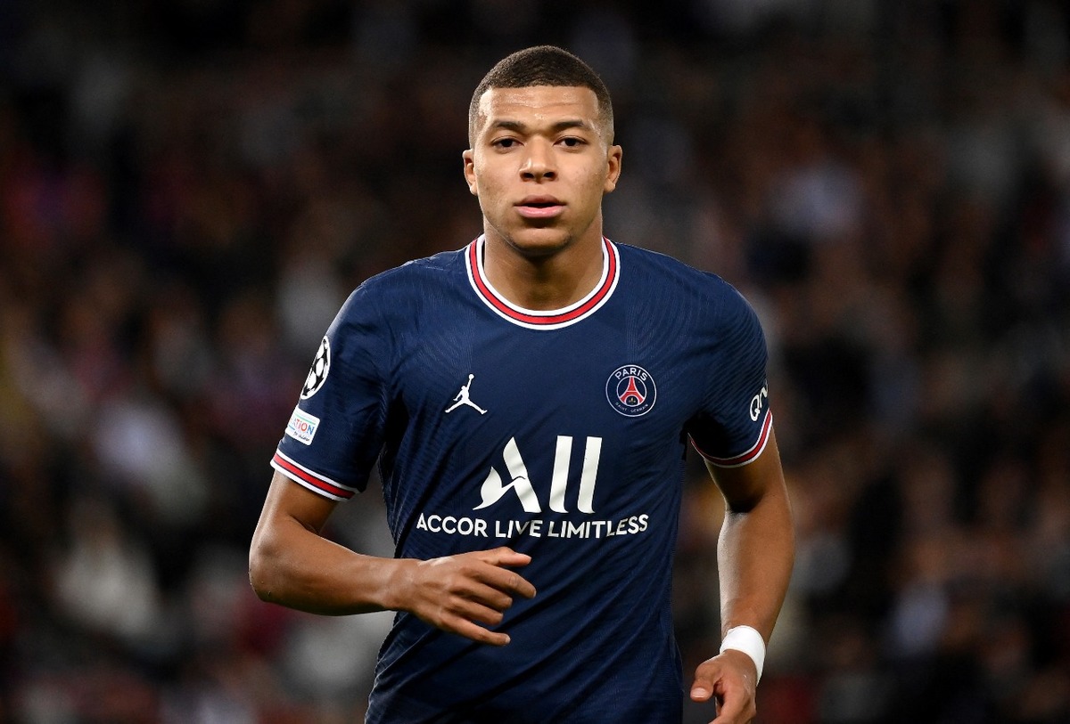 Kylian Mbappé con la playera del PSG (AFP)