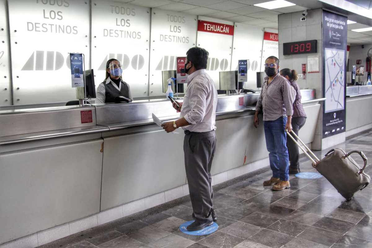 Líneas de auto transporte  solicitan identificaciones s los usuarios que desean viajar de Puebla a otras ciudades del país. (Melanie Torres)