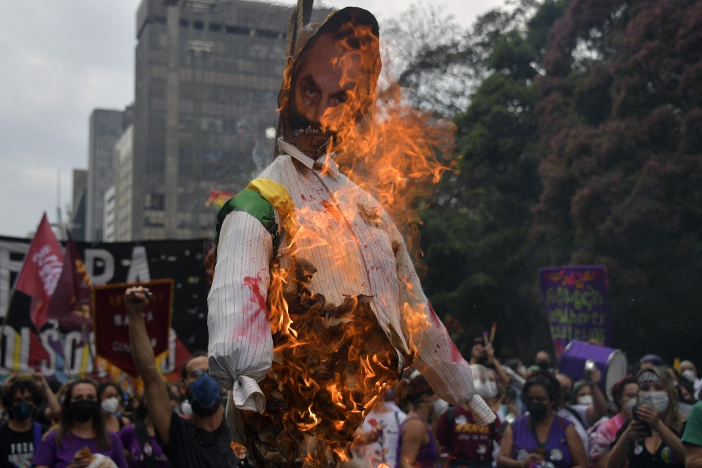 Un maniquí de Jair Bolsonaro es quemado por los manifestantes en las calles de Sao Paulo. (AFP)