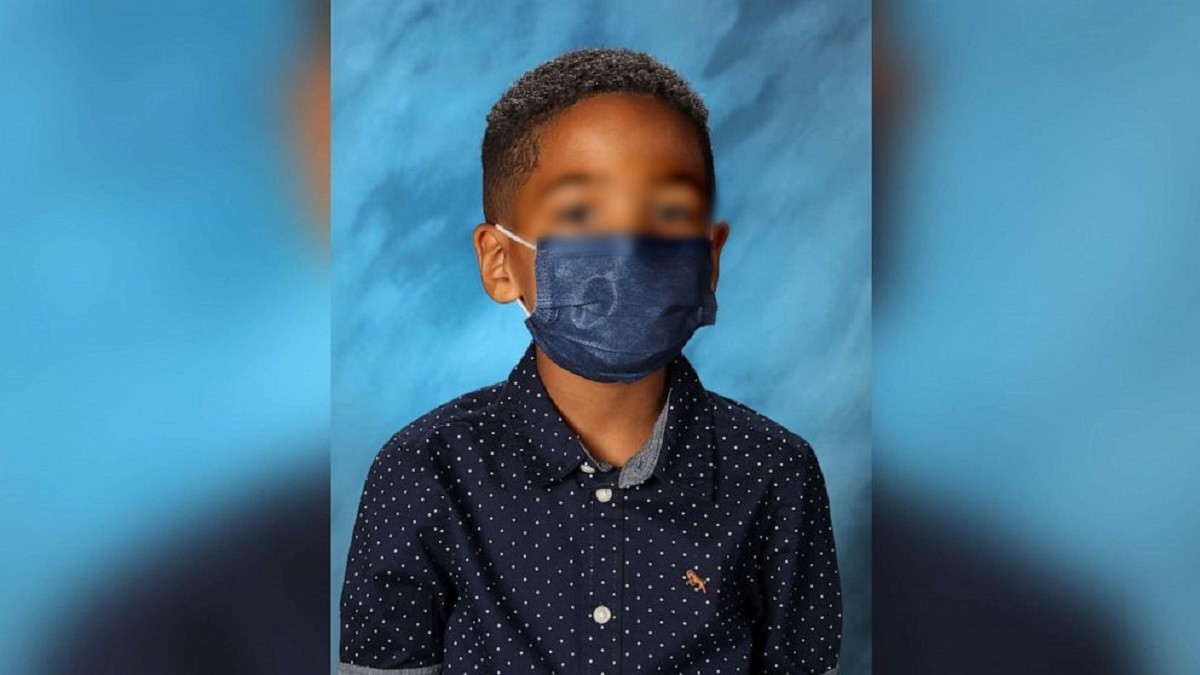 Mason acudió con su cubrebocas al día de la foto en su escuela de Estados Unidos. (Especial)
