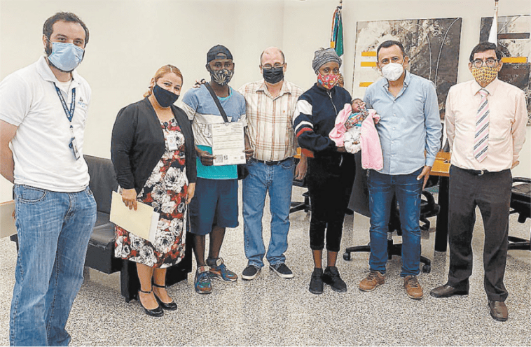 Los papás con su hija, Abigaelle Shiny, tras recibir el documento. Especial