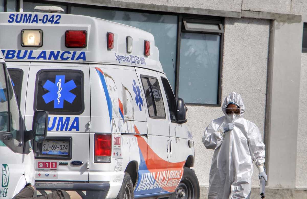 Personal de emergencias deja a una persona en el Hospital IMSS de La Margarita. (Melanie Torres)