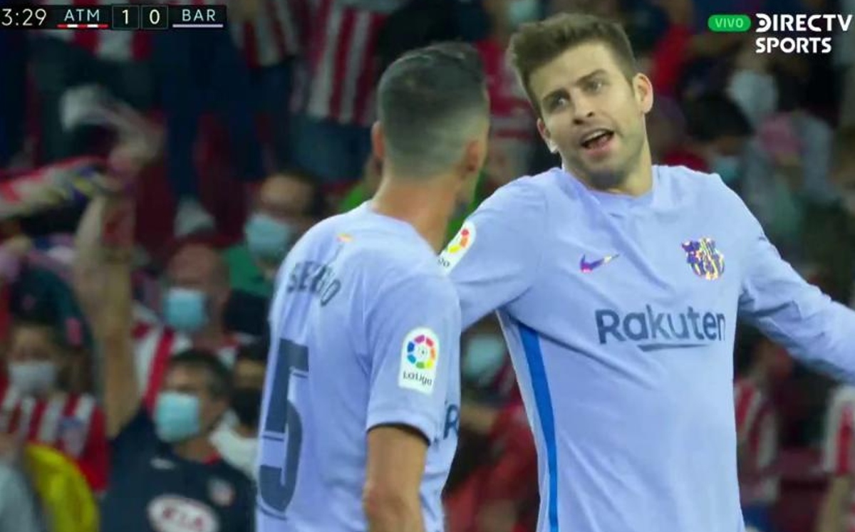 Piqué discute con Sergio Busquets tras el gol de Lemar (DirecTV Sports)