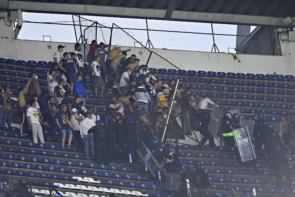 Aficionados de Pumas tiran reja en el Estadio Azteca (Imago7)