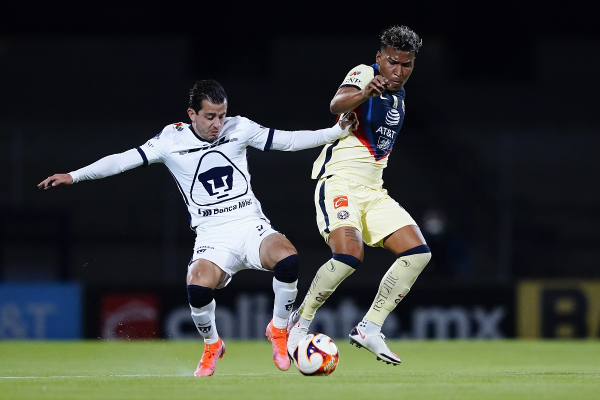 Alan Mozo y Roger Martínez durante un el Clásico Capitalino del Guardianes 2021 (Imago7)