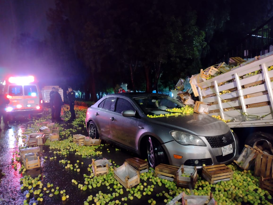 Choque riega toneladas de limón en Iztapalapa
