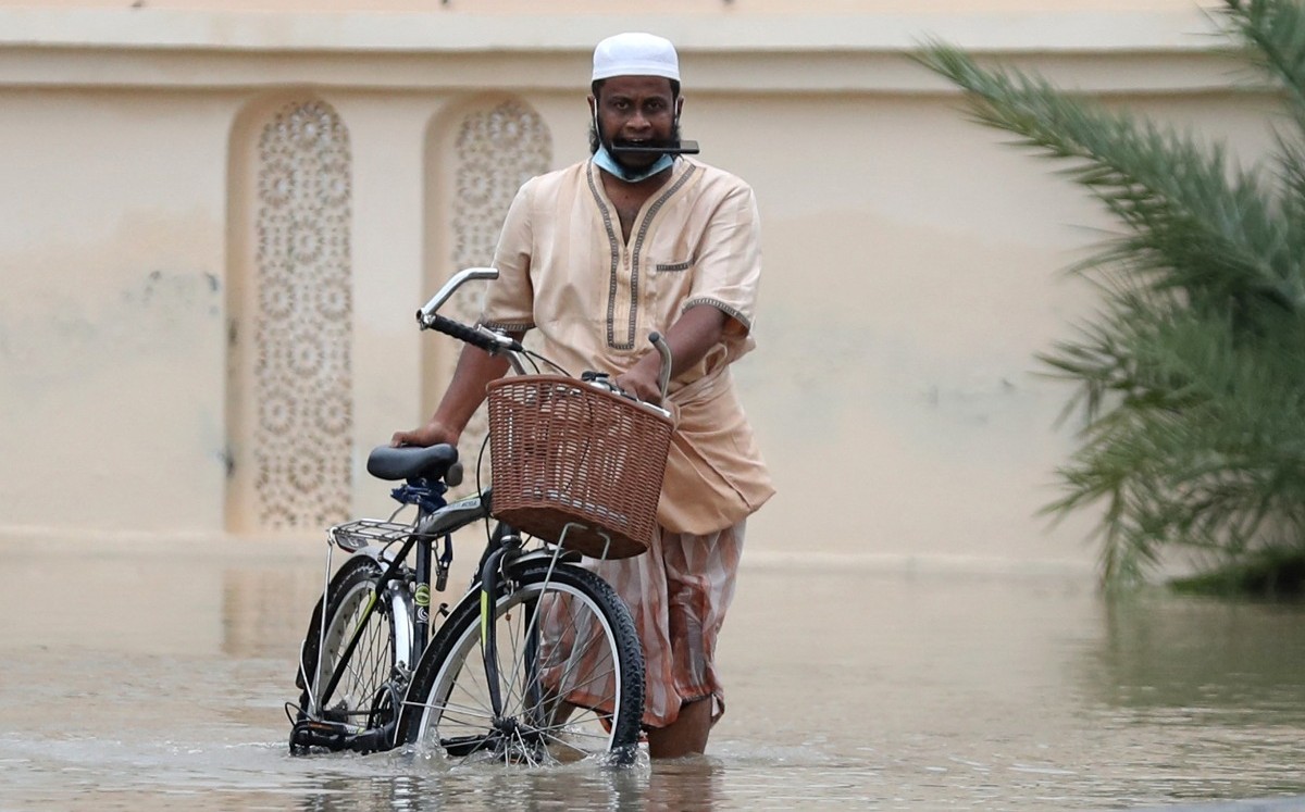 Los ciudadanos de Omán se han tenido que enfrentar a constantes inundaciones por el ciclón Shaheen. Foto: AFP