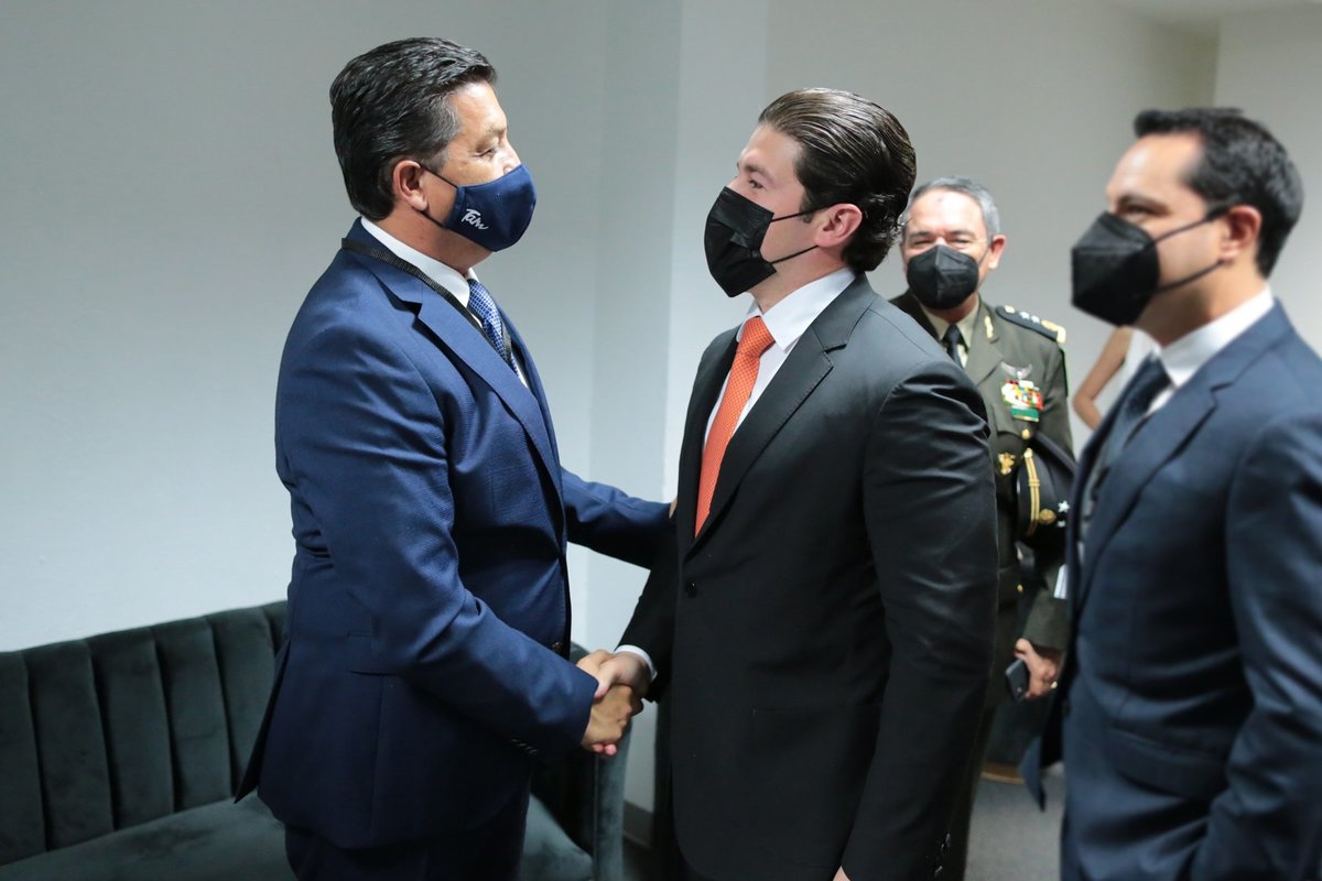 Francisco García Cabeza de Vaca asistió a toma de protesta de Gobernador de Nuevo León.  (Twitter)
