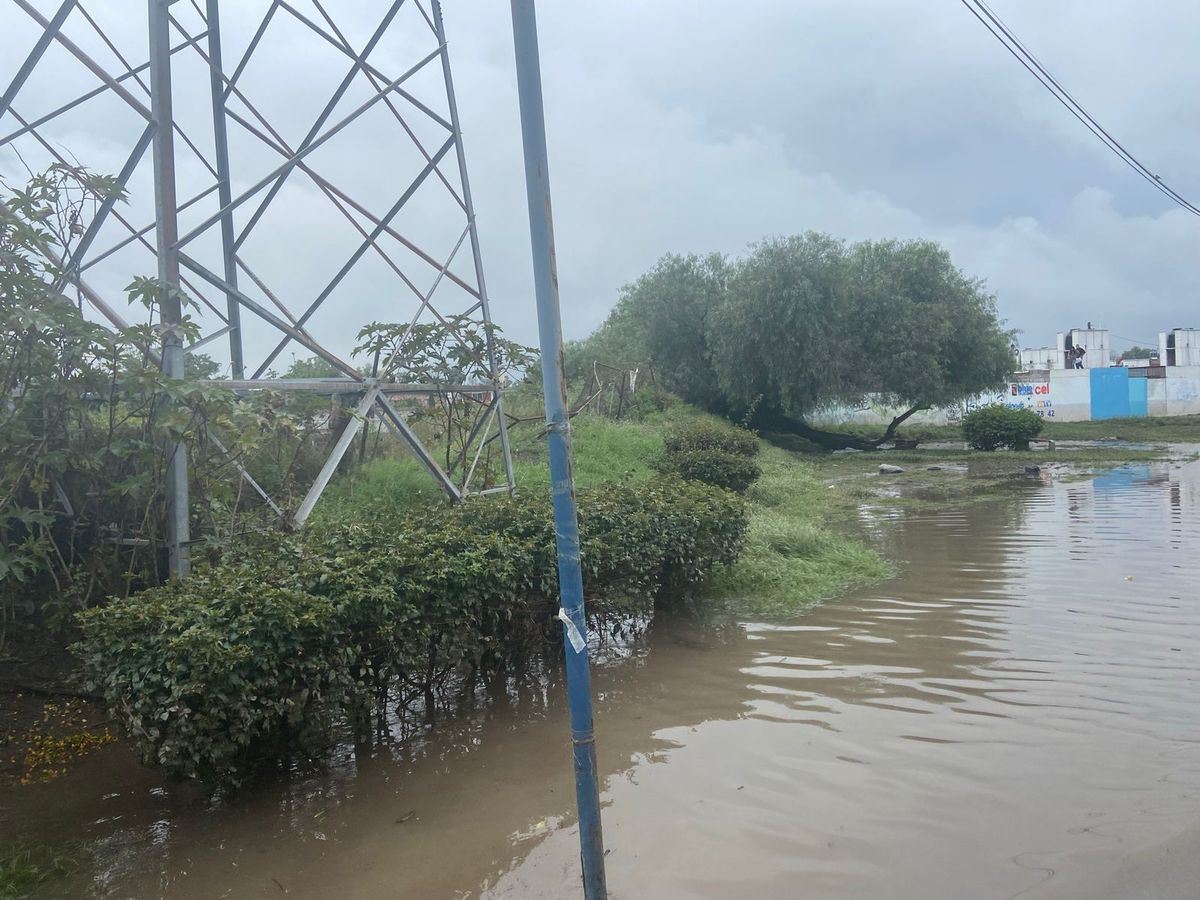 Fuertes lluvias desbordan río en San Juan, Querétaro | Estella Álvarez