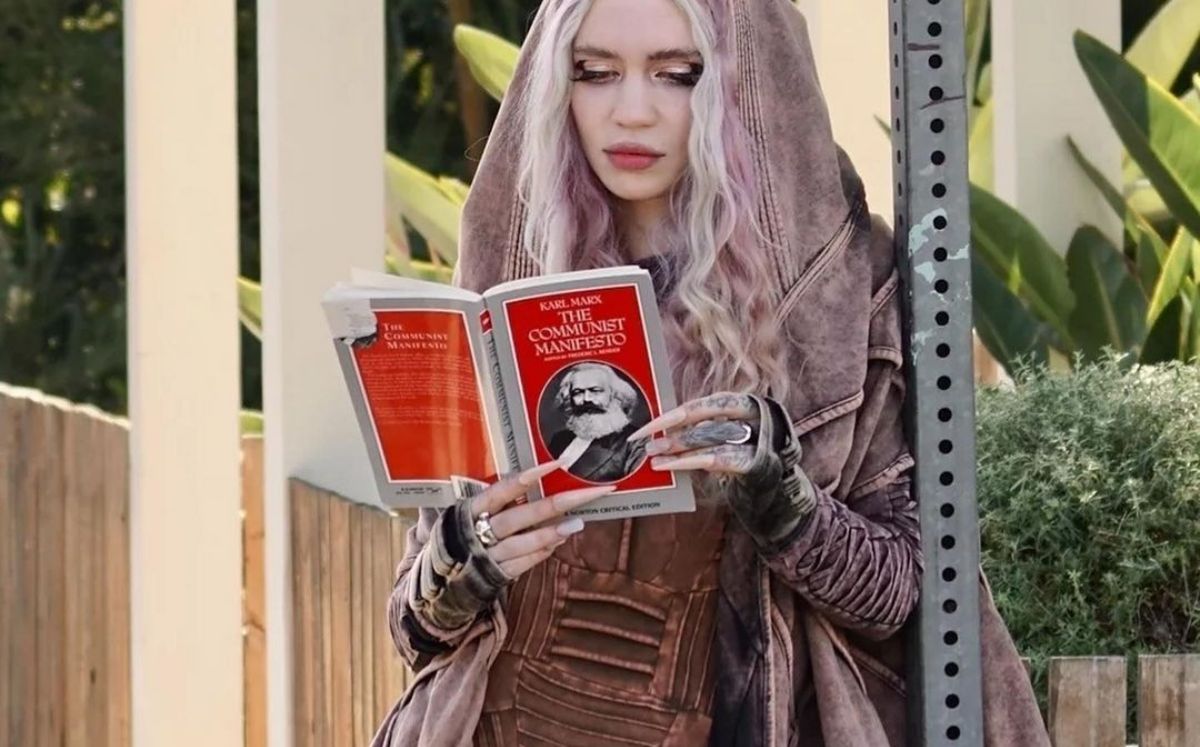 Grimes parece leyendo a Karl Marx (Instagram).
